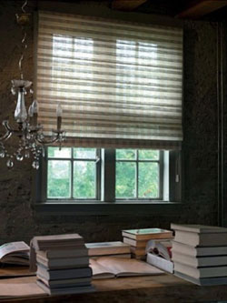 Интерьер домашнего кабинета: книги, рабочий стол, окно, люстра