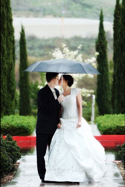 Жених и невеста под дождем