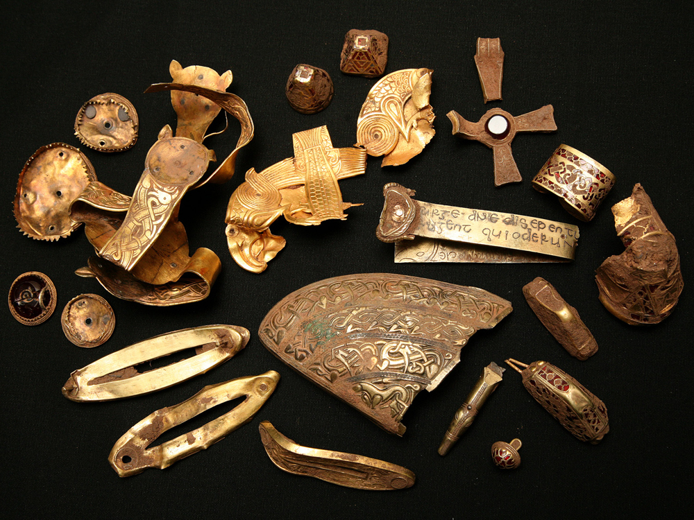 В каком году нашли первое золото. Стаффордширский клад Терри Герберт. Находки кладов золота. Древние вещи. Археологические предметы.