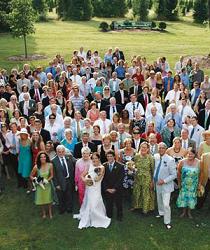 Под конец - общая фотография гостей свадьбы с женихом и невестой